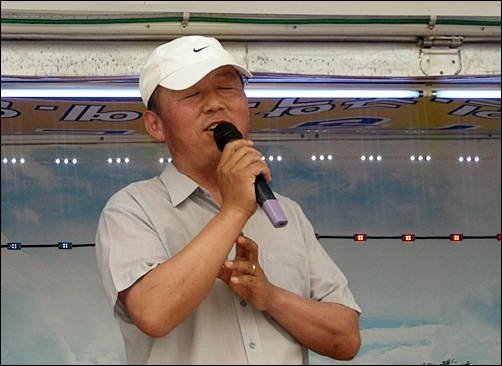 인사하러 무대에 올랐다가 객석의 요구를 받고 노래하는 김 광 대장
