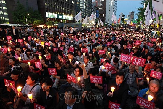 2일 오후 서울 청계광장에서 열린 '광우병 위험 미국산 쇠고기 수입중단 범국민촛불집회'에서 시민들이 촛불과 손피켓을 들고 참여하고 있다.