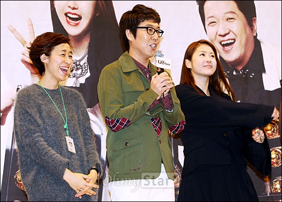  28일 오후 서울 목동 SBS에서 열린 < GO SHOW > 기자회견에서 서혜진 PD(맨 왼쪽)가 프로그램에 대해 소개하는 개그맨 김영철의 이야기를 들으며 웃고 있다. 