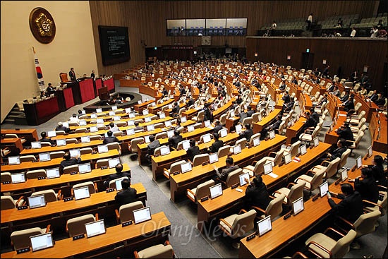 이른바 '몸싸움 방지법'으로 불리는 국회선진화법 수정안이 지난해 5월 2일 18대 국회 마지막 본회의에서 통과됐다.