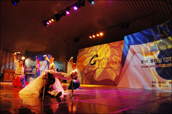 고현항에 정박해 있는 '오페라 크루즈'에서 매주 토, 일요일 밤 펼쳐지는 공연.