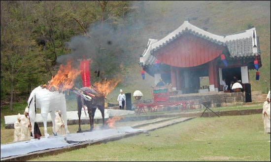 대나무와 한지로 만든 죽안마 두 마리를 불에 태우며 승하한 왕의 영면을 기원하는 '천전의'가 진행되고 있다.