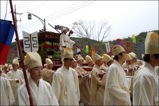 '조선시대 국장재현' 발인 행렬에 참가자들이 구슬프게 곡을 하고 있다.