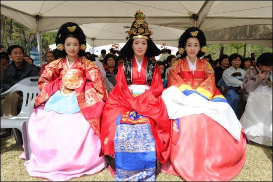 왼쪽부터 '김빈', '정순왕후', '권빈'으로 선발된 '정순왕후 선발대회' 수상자들이 단종제례에 참석했다.