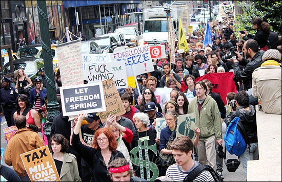 지난 1일 오후(현지시간) 미국 뉴욕 맨해튼에서 메이데이 기념 행사가 열린 가운데, 브라이언트 파크에서부터 유니온스퀘어까지 행진을 하고 있는 월가 점거 시위대. 