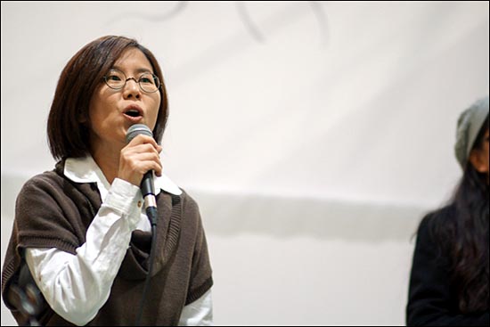 4월 27일 삼성직업병피해자 한혜경 후원음악회에서 다름아름이 노래를 부르고 있다. 다름아름은 2011년 연극 '반도체 소녀' OST작업에도 참여했다. 