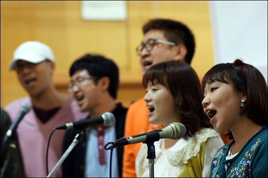 직장을 마치고 후원음악회로 가쁘게 달려온 참여연대 회원노래모임 '참좋다'의 공연모습. 