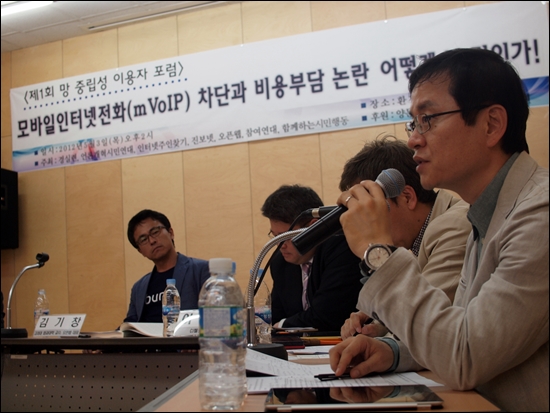 3일 오후 서울 정동 환경재단 레이첼카슨 홀에서 열린 '망 중립성 이용자 포럼'에 참석한 패널들이 토론하고 있다. 