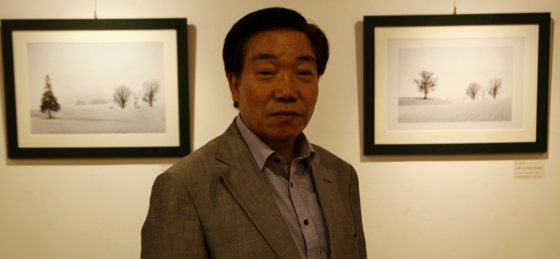 박정수 작가와 전시장에 걸여 있는 그의 작품들이다.