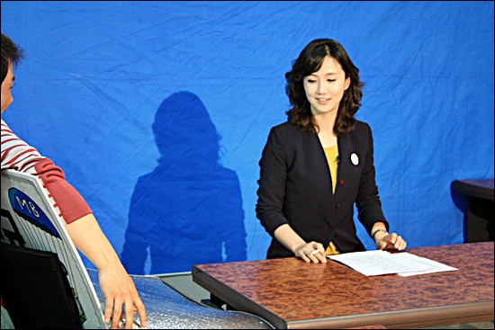 리셋 KBS뉴스 제작팀이 반사판 대신에 야외용 깔개를 설치하고 있다.