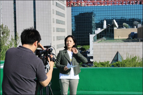 리포트는 옥상에서. KBS 연구동 건물 옥상에서 뉴스 리포트 녹화중인 KBS 리셋뉴스 팀.