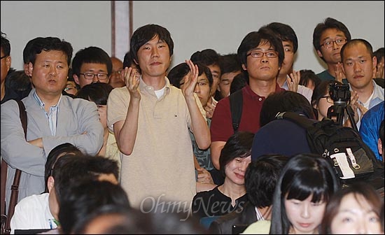 4일 오후 서울 여의도 국회도서관 회의실에서 열린 '통합진보당 전국운영위원회'에서 이정희 공동대표가 진상조사위원회 조사 결과에 대해 정면으로 비판하는 발언을 하자 , 참관하러 온 당원들이 박수를 치며 환호하고 있다.
