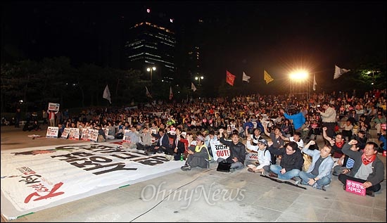 4일 오후 여의도공원에서 열린 방송사 공동파업 시민문화제 '여의도의 눈물'에서 파업중인 MBC, KBS 언론노동자와 시민들이 구호를 외치고 있다.