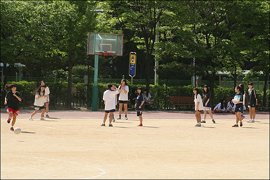 학교운동장에서 놀고 있는 학생들
