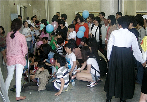 군산 근대역사박물과 3층 전시실 앞에서 입장을 기다리는 관람객들.
