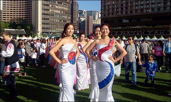 한국을 대표하는 미녀들의 모습과 뒤로는 한복을 곱게 차려입은 각국 홍보미녀들이 줄을 서 있다.