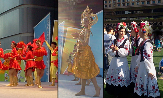각국을 대표하는 무용수들이 전통의 춤을 추고 있다.