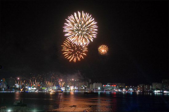 5월 3일부터 7일까지 열리는 '2012거제세계조선해양축제' 불꽃놀이. 축제 기간 동안 매일 밤 9시 고현항에서 불꽃놀이가 펼쳐지고 있다.
