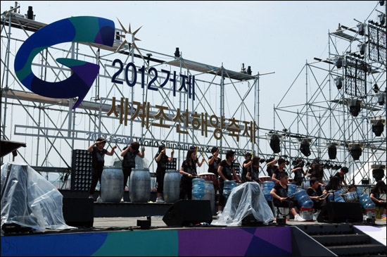 2012거제세계조선해양축제 무대에서 초등학생들이 난타공연을 펼치고 있다.