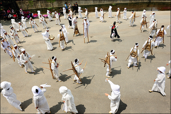 지게놀이 선학리 마을마당에서 펼쳐지는 지게놀이 한마당