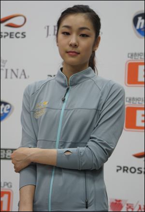  김연아 선수는 이번 아이스 쇼에서 2개의 새 갈라프로그램을 선보였다.