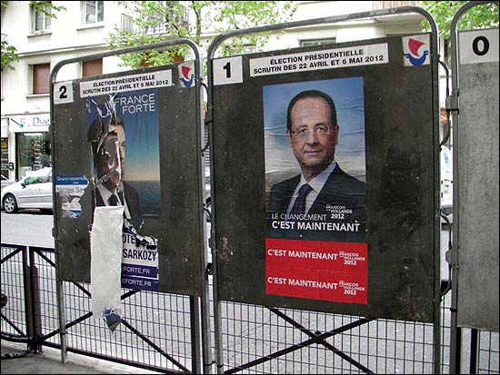 파리 19구 투표소 앞에 붙어있는 후보 포스터. 찢어져 나간 사르코지의 포스터가 그의 패배를 예상하고 있는 듯하다. 
