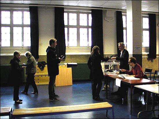 프랑스 파리 19구 투표소 내부 장면.