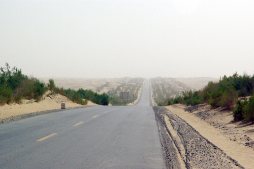끝이 보이지 않는 사막 공로, 오늘도 끝이 보이지 않는 이 길을 달려나간다.