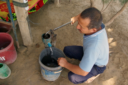 지친 이방인에게 씻을 수 있는 물을 선물하는 현지인, 마중물을 조금 넣고 펌프질을 하니 시원한 물이 뿜어져 나온다.