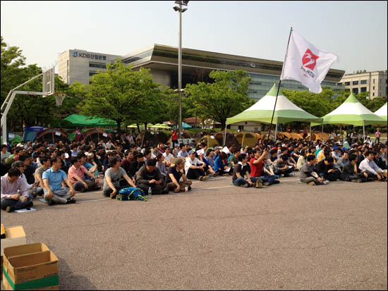 MBC와 KBS 양대 노조원들이 여의도 공원에서 '야외 노숙 투쟁' 선포식을 진행하고 있다. 이들은 이곳에서 파업이 끝날때까지 무기한 노숙투쟁을 벌일 예정이다.