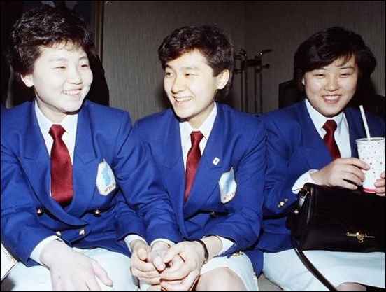 1991년 탁구 세계 선수권대회에서 남북 단일팀을 이루고, 복식조를 구린 리분희(좌)와 현정화(우)의 실제 모습.