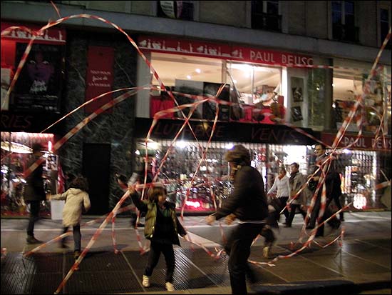 바스티유 광장에 인접한 거리에서 한 가족이 리본을 바람에 날리며 축제 분위기에 빠져 있다.