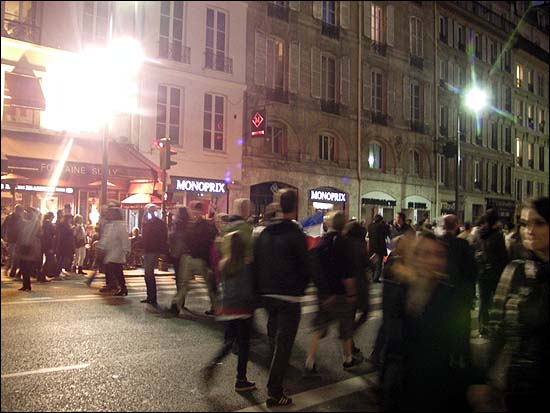 바스티유 광장으로 향하는 셍 앙투완느 거리에 몰려나온 인파.