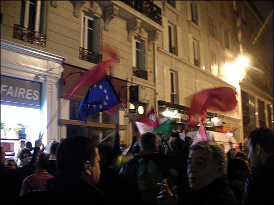 적색기와 유럽 연합기를 흔들며 환호를 지르는 젊은이들.