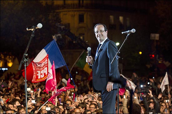 프랑스 대통령 선거에서 당선된 프랑수아 올랑드가 7일 새벽(현지시각) 파리 바스티유 광장에 모인 군중 앞에 나서 연설을 하고 있다. 