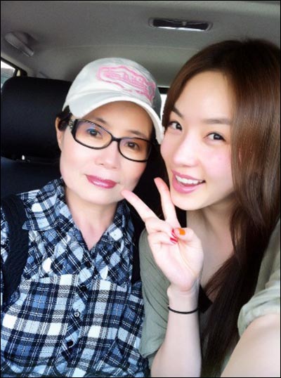  배우 사희가 엄마와 함께 찍은 사진을 기자의 휴대폰으로 보내줬다. 