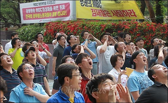 MBC노조 총파업 100일째를 맞은 8일 오후 서울 여의도 MBC 사옥에서 MBC 노조원들이 공정방송의 정상화와 김재철 사장의 퇴진을 요구하며 사장실을 향해 함성을 지르고 있다.