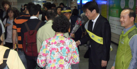 8일 오전 서울지하철 4호선 길음역 명예역장을 맡은 신계륜 당선자 길음역을 이용한 승객들과 인사를 나누고 있다.