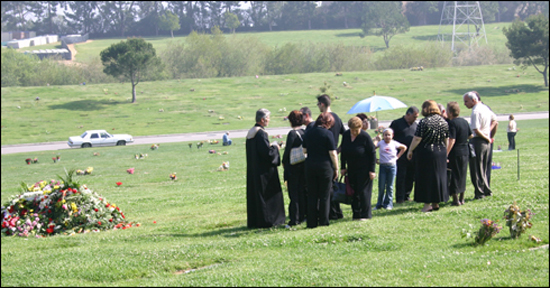 LA 한 장묘 공원에서 한 가족이 조촐한 장례식을 하고 있다(2004년 촬영).