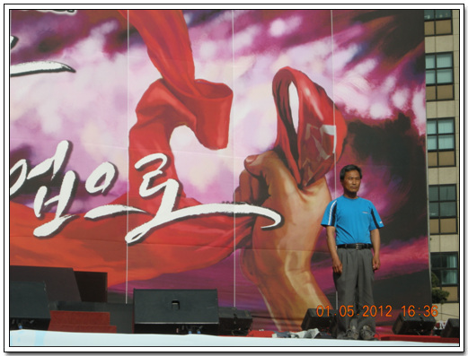 박현욱 동지는 노동자의 날에 선보인 집체극의 연출을 맡았다. 
