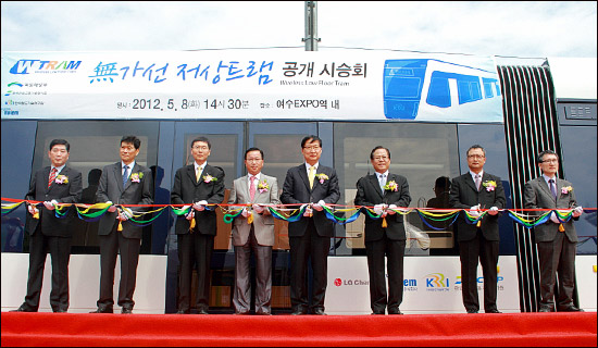홍순만 한국철도기술연구원장(오른쪽에서 네번째)과 개발사 관계자들이 공개 시승식 테이프 커팅을 하고 있다.