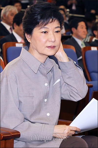 지난 9일 새누리당 19대 국회 첫 원내대표와 정책위의장 선출을 위한 당선인 총회에 박근혜 비대위원장이 참석하고 있다.
