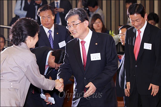 9일 새누리당 19대 국회 첫 원내대표로 선출된 이한구 후보가 박근혜 비대위원장과 악수하며 활짝 웃고 있다.