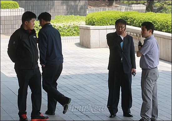  고 노무현 전 대통령의 차명계좌 발언과 관련, 유족들로부터 고소를 당한 조현오 전 경찰청장의 검찰 소환조사를 앞두고 9일 오후 서울 서초구 서울중앙지방검찰창에서 서초경찰서 소속 경찰관들이 조 전 경찰청장을 기다리며 근무를 서고 있다.
이날 한 경찰 관계자는 "전직 총수에 대한 전관예우 차원에서 나왔다"고 설명했다.