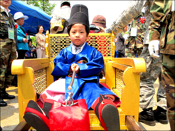 아이러브 카네이션 어버이 축제 한 마당 축제에서 '전통혼례시범'을 보이기 위하여 꼬마 신랑이 가마를 타고 입장하고 있는 모습 