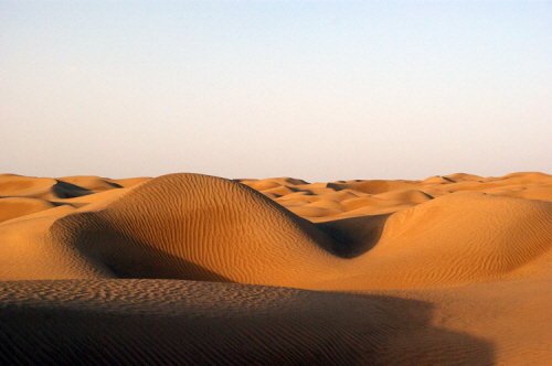명암으로 그림을 그리는 사막.