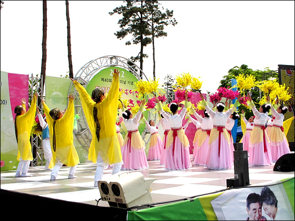 아이러브 카네이션 어버이 축제 한 마당에서 공연을 펼치고 있는 모습
