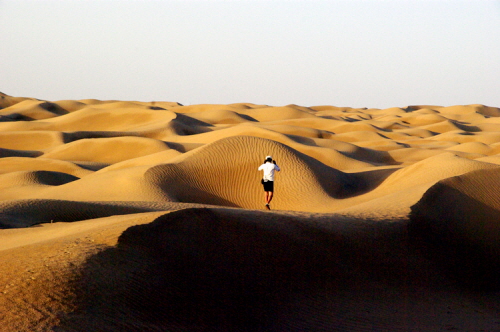 사막 모래 언덕을 오르는 동행.