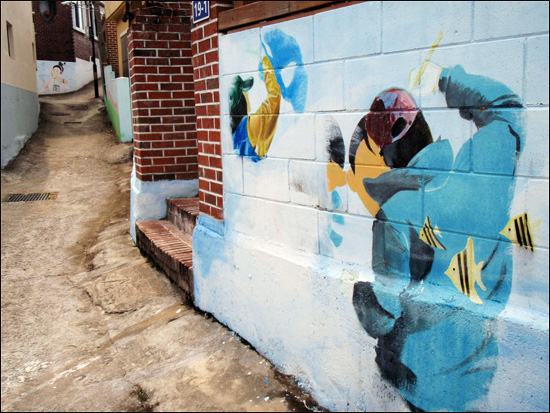 경남 거제 '구조라관광어촌정보화마을' 벽화. 동네 주민들이 자원봉사자들과 협조로 마을 안 골목길에 벽화를 그려 동화 속 세상으로 만들었다.