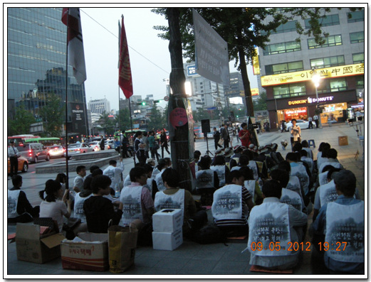 풍산그룹 해고노동자와 한대련 학생들이 문화제애 참석했다.
